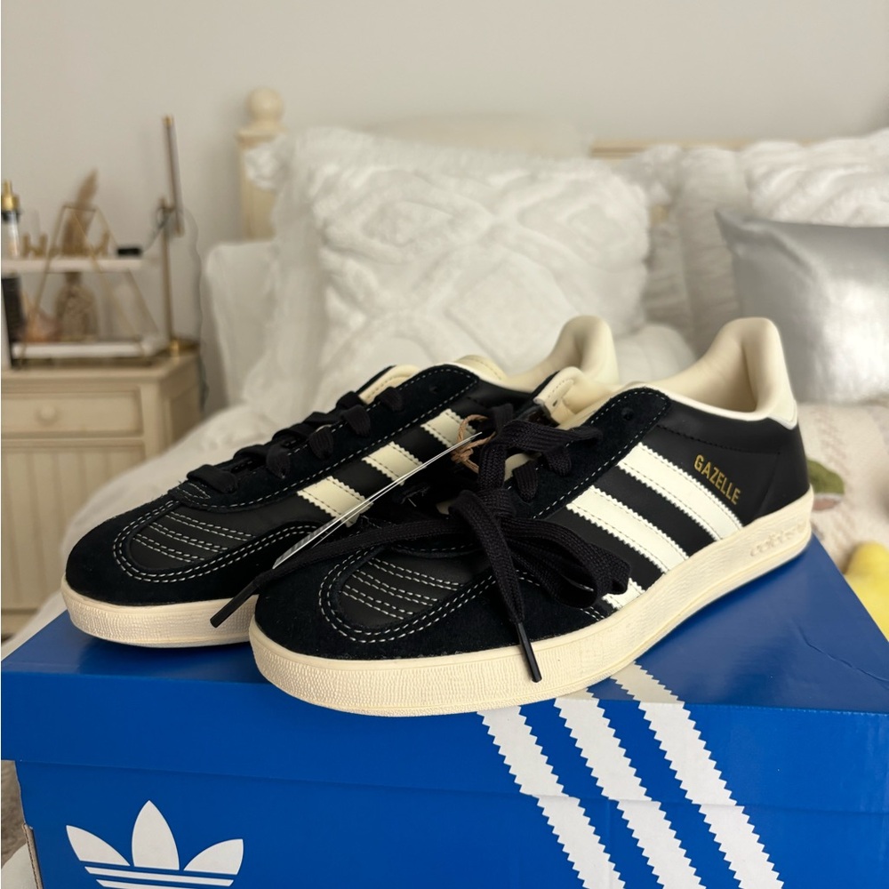 adidas Gazelle  Sneakers NWT SZ 9 F & Sz 7 M